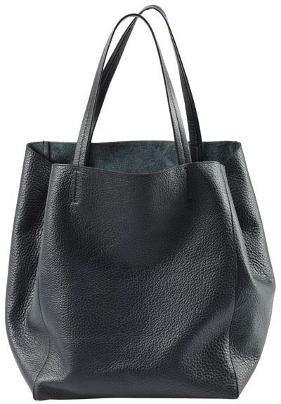Eine elegante, schwarze Handtasche aus hochwertigem Leder mit schlichtem und zeitlosem Design. Die Tasche hat zwei lange Griffe und ist geräumig.