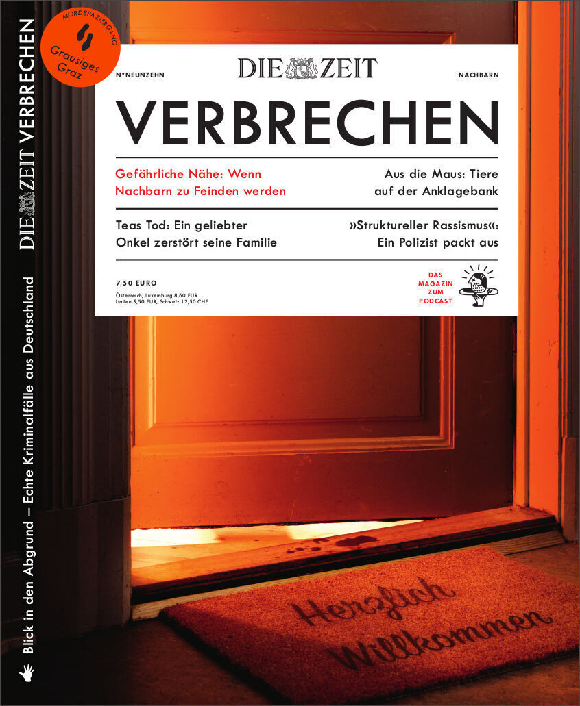 Titelseite des Magazins ZEIT VERBRECHEN 19/23. Das Hauptthema lautet 'Gefährliche Nähe: Wenn Nachbarn zu Feinden werden'. Ein oranges Licht scheint durch eine geöffnete Tür auf eine Willkommensmatte mit der Aufschrift 'Herzlich Willkommen'.