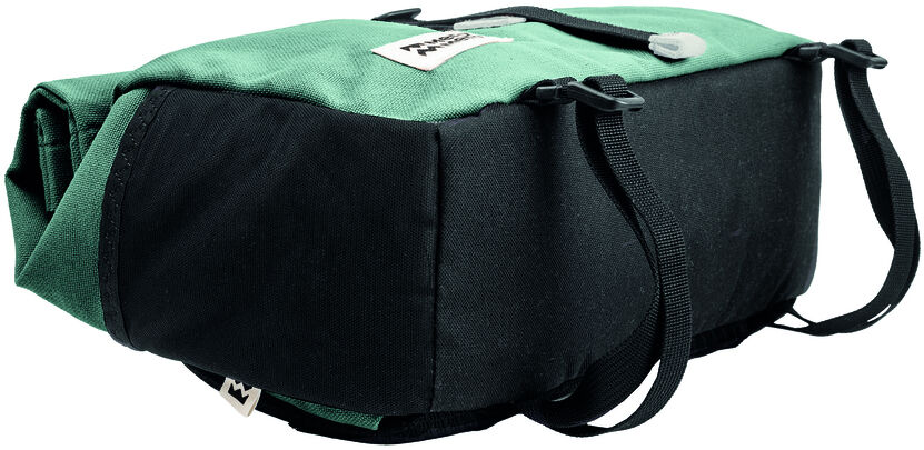 Die Lenkertasche »Piha« ist eine robuste Fahrradtasche mit schwarzem Boden und grünem Obermaterial. Sie verfügt über mehrere Befestigungsriemen und bietet ausreichend Stauraum für Outdoor-Aktivitäten und Radfahren.