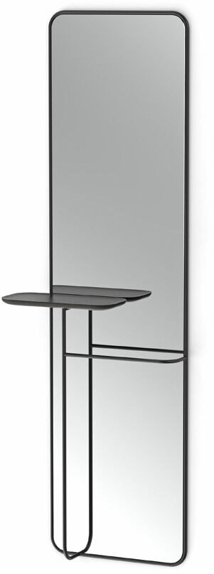 Der Concierge-Spiegel der Marke caussa zeigt sich mit klarem, rechteckigem Spiegel im schmalen schwarzen Stahlrahmen. Links ist ein Tablett aus Eiche integriert, das als Ablage dient. Das minimalistische Design verbindet Funktion und Ästhetik. Hintergrund ist weiß.