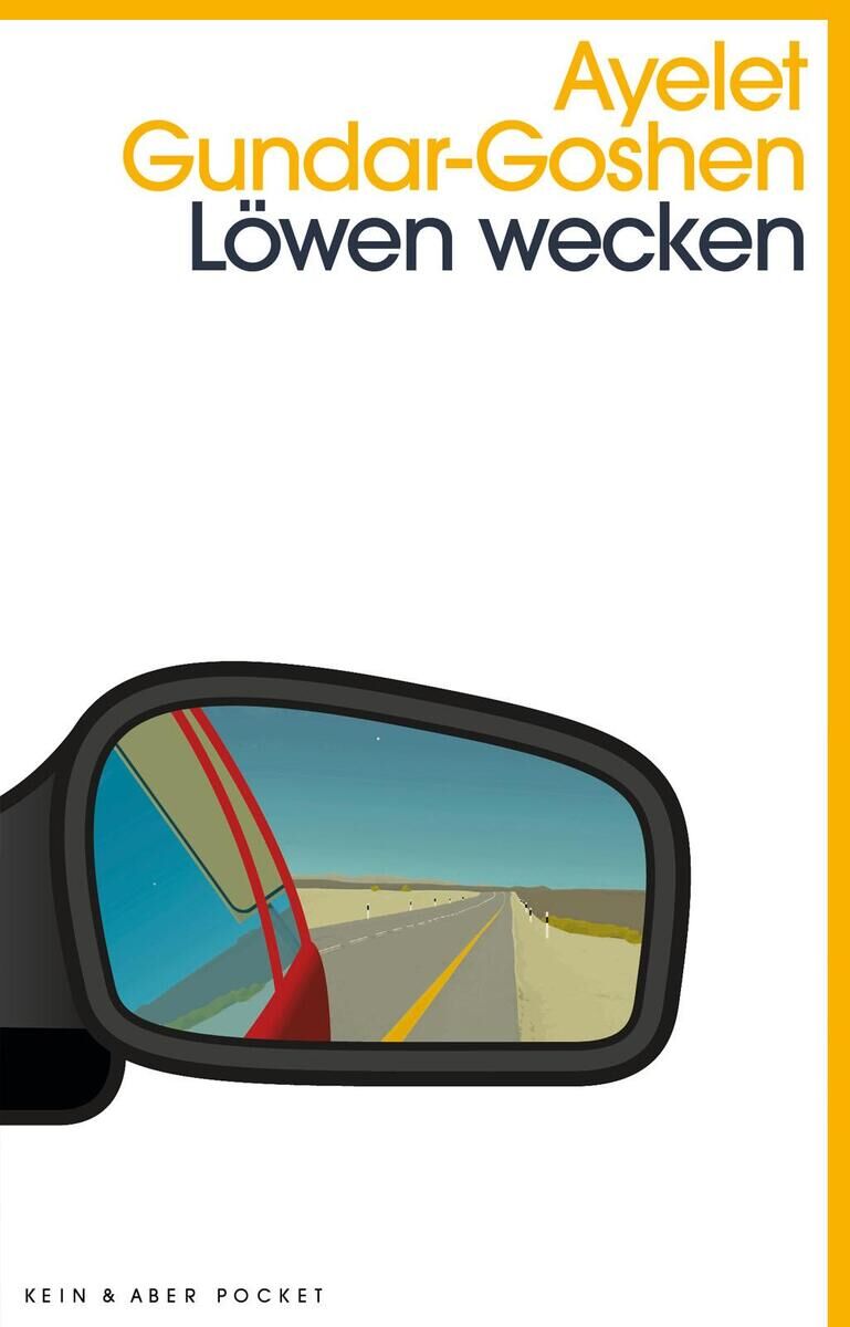 Das Buchcover von 'Löwen wecken' von Ayelet Gundar-Goshen zeigt eine Illustration eines Rückspiegels, in dem eine Straße in einer Wüstenlandschaft zu sehen ist. Das Cover hat einen weißen Hintergrund mit gelben und schwarzen Schriftzügen.