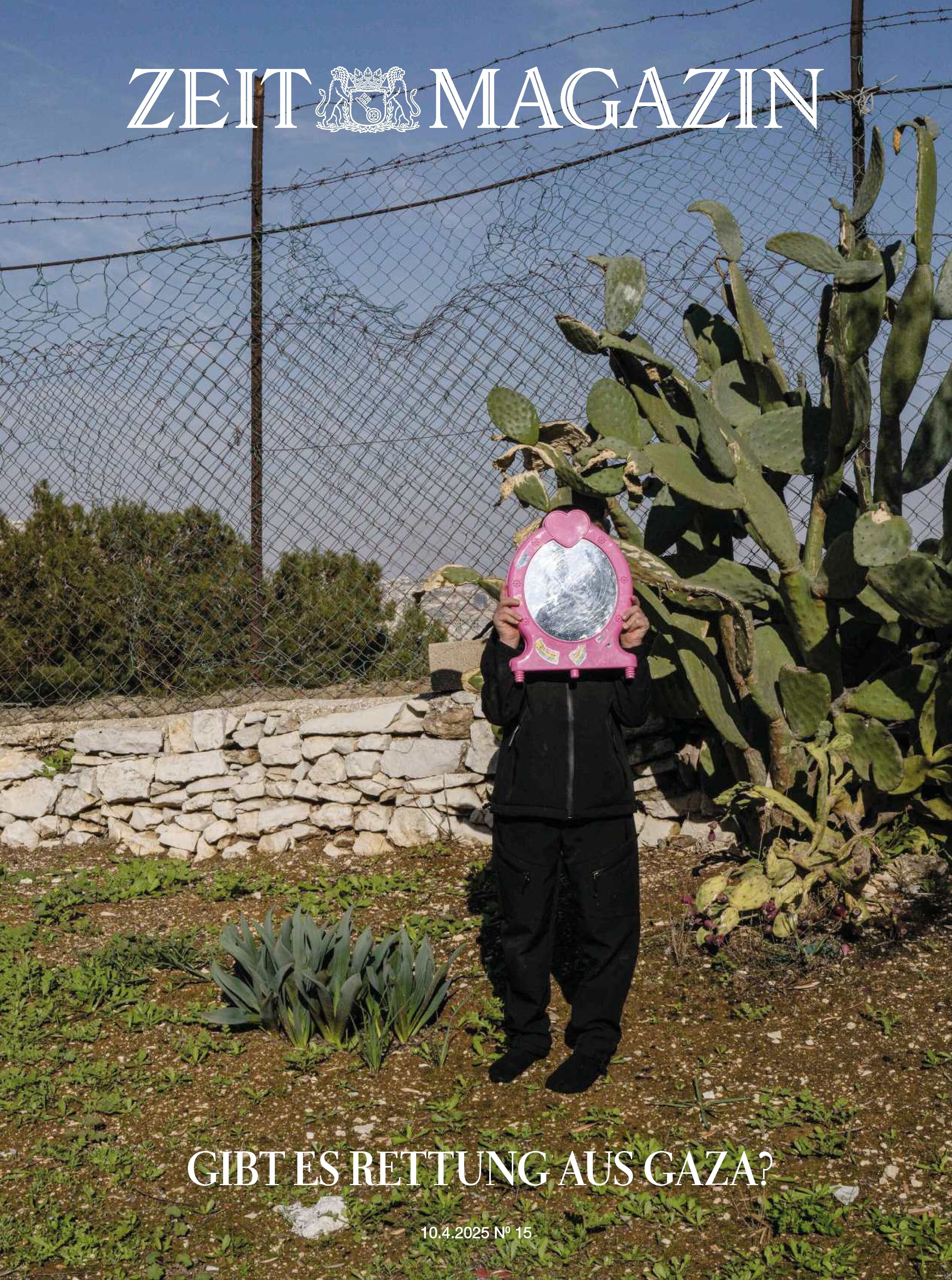 Das Cover des ZEIT Magazins 15/2025 zeigt eine Person, die ein ovales Spiegelbild in einem pinken Rahmen hält, umgeben von Kakteen und einem Drahtzaun. Der Titel lautet: Gibt es Rettung aus Gaza?