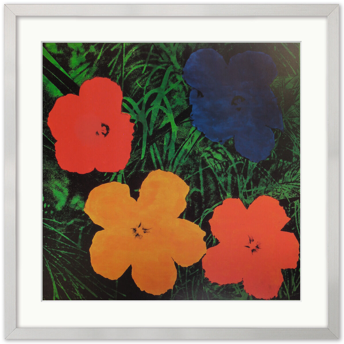 Ein Kunstdruck von Andy Warhol mit dem Titel 'Flowers', 1999. Das Bild zeigt vier farbenfrohe Blumen in Rot, Orange und Blau, die auf einem grünen Hintergrund hervorgehoben sind. Es handelt sich um ein Beispiel für Pop Art.