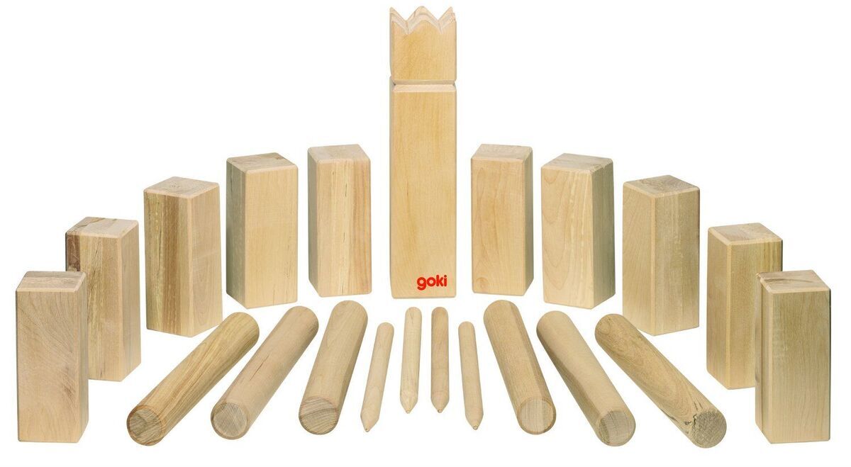 Das Wikingerspiel Kubb besteht aus mehreren hellbraunen Holzklötzen und -stäben, die aufgestellt und bereit für ein Outdoor-Spiel sind.