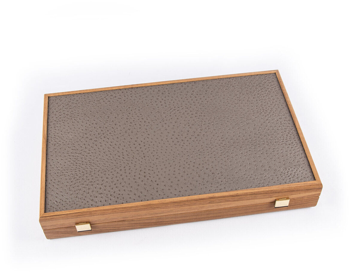 Backgammon-Spielbrett in einer graubeigen Straußenleder-Optik mit einem Holzrahmen, dargestellt auf einem weißen Hintergrund.