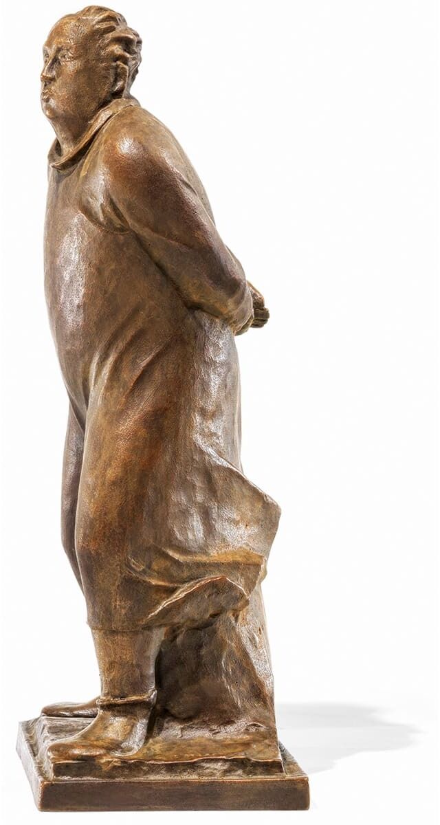 Bronzeskulptur eines Mannes in traditioneller Kleidung mit den Händen auf dem Rücken von Ernst Barlach, genannt »Der Spaziergänger«.