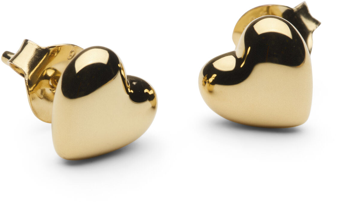Ein Paar goldfarbene Herz-Ohrstecker, fotografiert vor weißem Hintergrund. Die Ohrstecker sind minimalistisch gestaltet und glänzen in elegantem Gold, ideal als stilvolles Schmuckstück für verschiedene Anlässe.