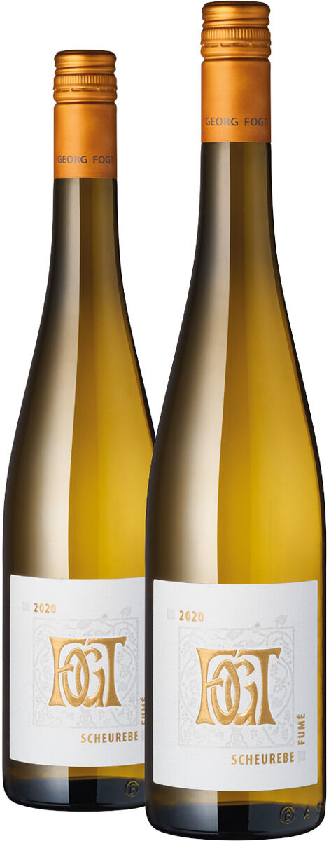 Zwei schlanke Flaschen Scheurebe vom Weingut Georg Fogt vor weißem Hintergrund, eine kleinere links hinter einer größeren. Dunkelgrünes Glas, goldgelber Wein und kupferfarbene Schraubverschlüsse. Weiße Etiketten zeigen ein großes goldfarbenes Fogt-Monogramm, Jahrgang 2020 und „Scheurebe“.
