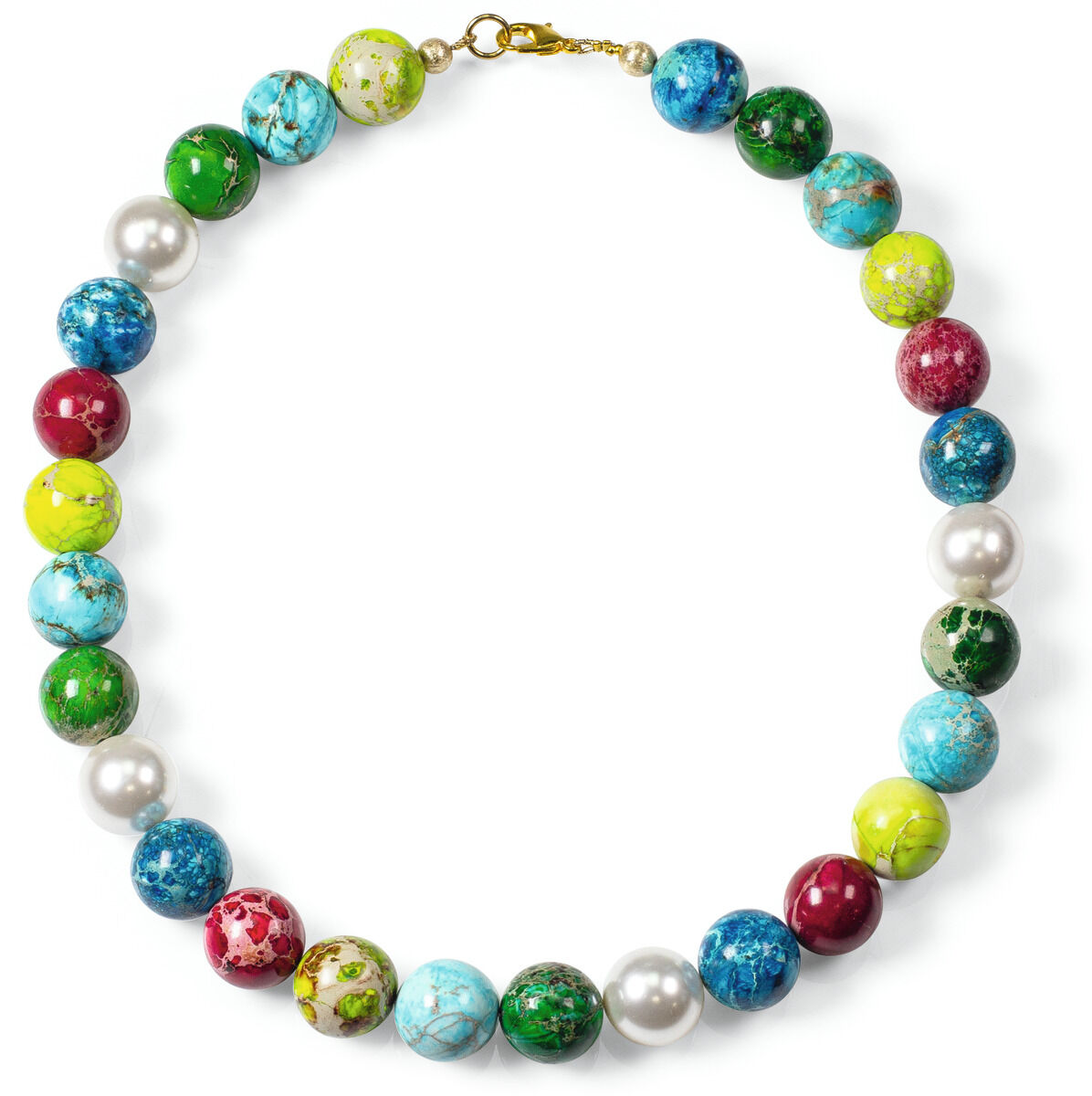 Rund gelegtes Perlencollier »Pompeia« von Ars mundi auf weißem Grund. Glänzende, marmoriert gesprenkelte Jaspisperlen in Türkis, Grün, Blau, Limettengrün und Pink wechseln mit großen weißen Muschelkernkugeln. Oben verbindet ein kleiner vergoldeter Karabinerverschluss die Kette.