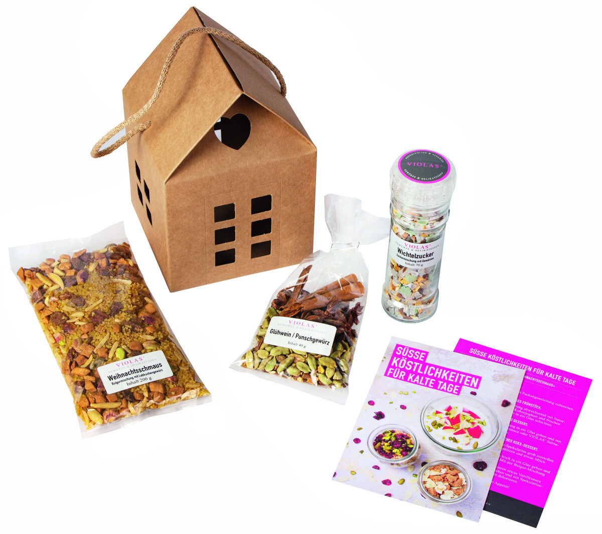 Bild eines Süßes Weihnachtshaus Geschenksets, bestehend aus einem Papphaus, einer Tüte mit Snackmischung, einer Tüte mit Nüssen, einem Glas mit Süßigkeiten und einer Broschüre mit Rezepten.