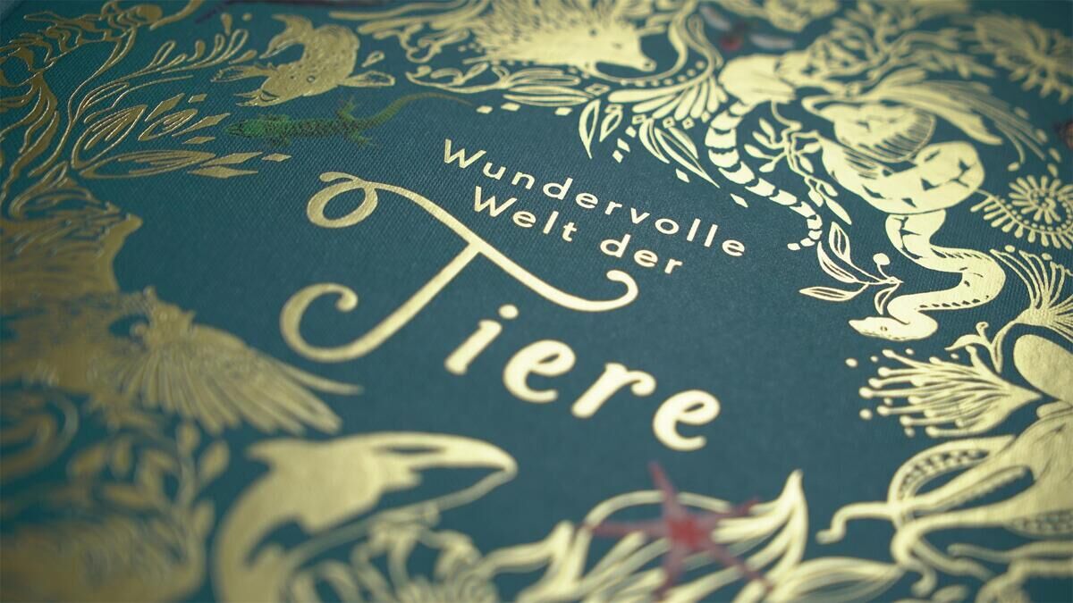 Cover des Buchs 'Wundervolle Welt der Tiere' mit kunstvollen, goldenen Illustrationen von Tieren auf einem grünen Hintergrund.
