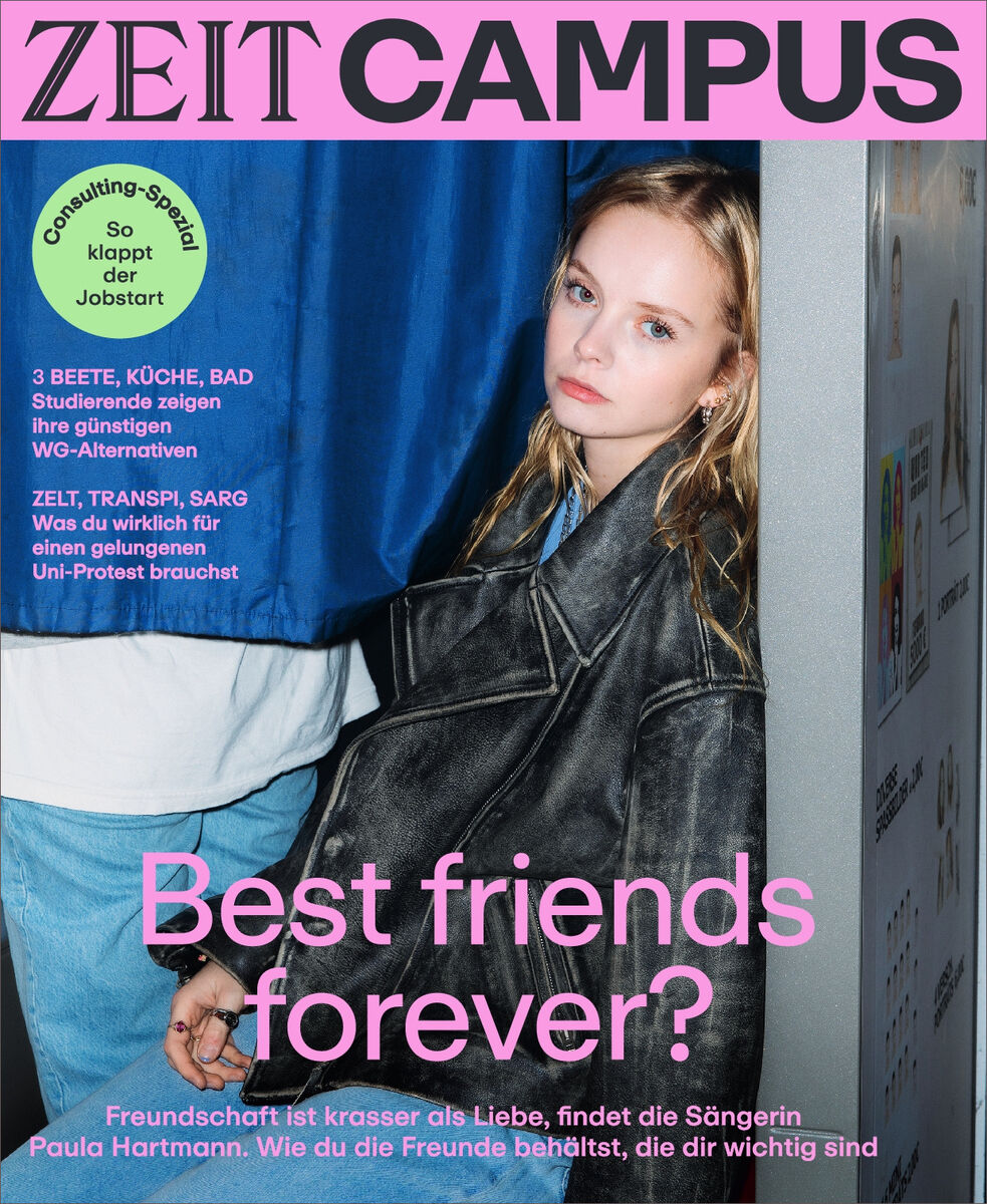 Titelbild des ZEIT CAMPUS 4/24 Magazins mit dem Titel 'Best friends forever?' und einem Foto von Paula Hartmann. Im Hintergrund ein blaues Tuch und Textinhalte in rosa und weiß.