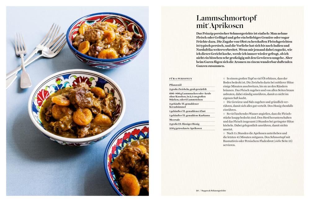 Offenes Kochbuch mit dem Titel 'Persiana - 100 Rezepte aus den Küchen des Orients'. Abgebildet sind orientalische Schüsseln mit Lamm-Eintopf und Aprikosen. Der Hintergrund ist blau, und es befinden sich zwei Gabeln auf der linken Seite.