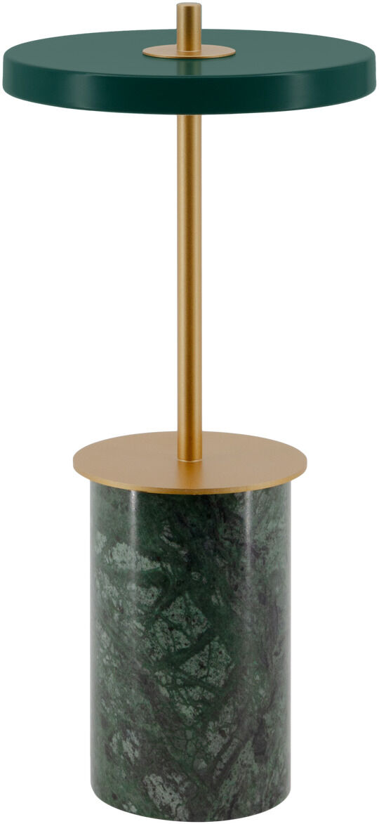 Design-Tischlampe Asteria Move Mini mit zylindrischem Marmorfuß, goldener Stange und flachem, grünem Lampenschirm. Die Lampe steht aufrecht und wirkt modern sowie minimalistisch. Die Materialkombination aus Metall und Marmor hebt das hochwertige skandinavische Design hervor.