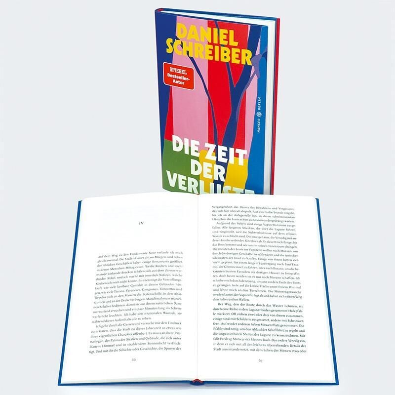 Das Bild zeigt das Buch 'Die Zeit der Verluste' von Daniel Schreiber, ein Spiegel Bestseller. Das Buchcover ist farbenfroh mit Blau, Rot und Gelb gestaltet. Vor dem aufgestellten Buch liegt ein aufgeschlagenes Buch, das seine ersten Seiten zeigt.