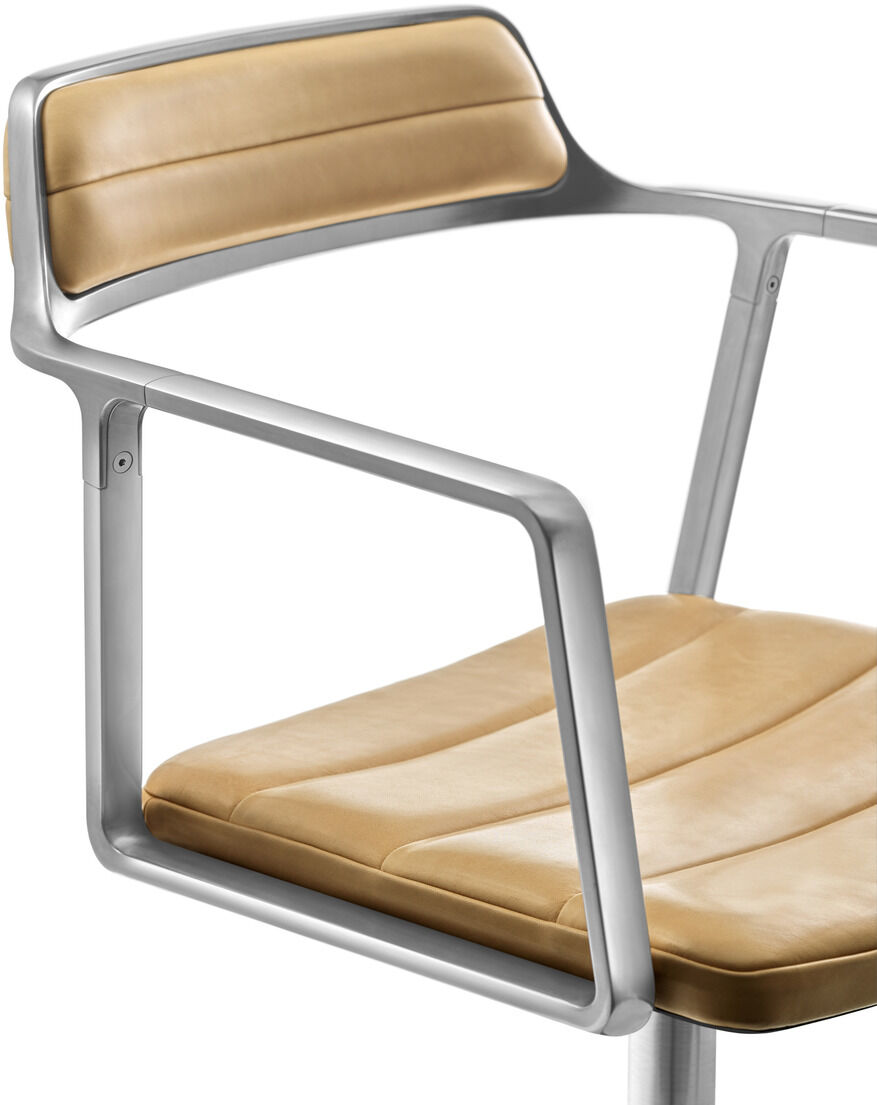Moderner Vipp Bürostuhl »Swivel« in Cognac mit Lederpolsterung und silbernem Metallrahmen, ideal für das Büro oder Home Office.