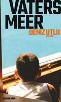 Ein Buchcover des Romans 'Vaters Meer' von Deniz Utlu aus dem Suhrkamp Verlag. Es zeigt einen Jungen, der aus einem Fenster auf das Meer blickt.