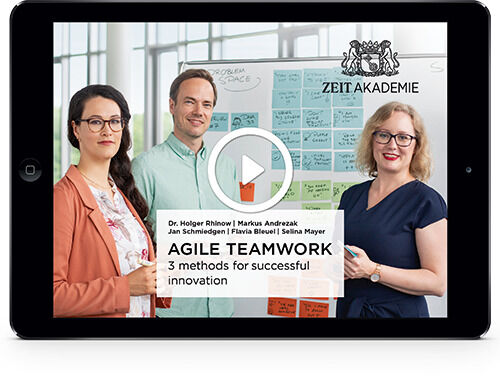 Tablet mit Zeus Akademie Online-Kurs »Agile Teamarbeit«; drei Personen vor einem agilen Arbeitsboard; Text: 'Dr. Holger Rhomberg, Markus Andrezak, Jan Schnedeigen, Flavia Bleuel, Selina Mayer. Agile Teamwork 3 methods for successful innovation.'