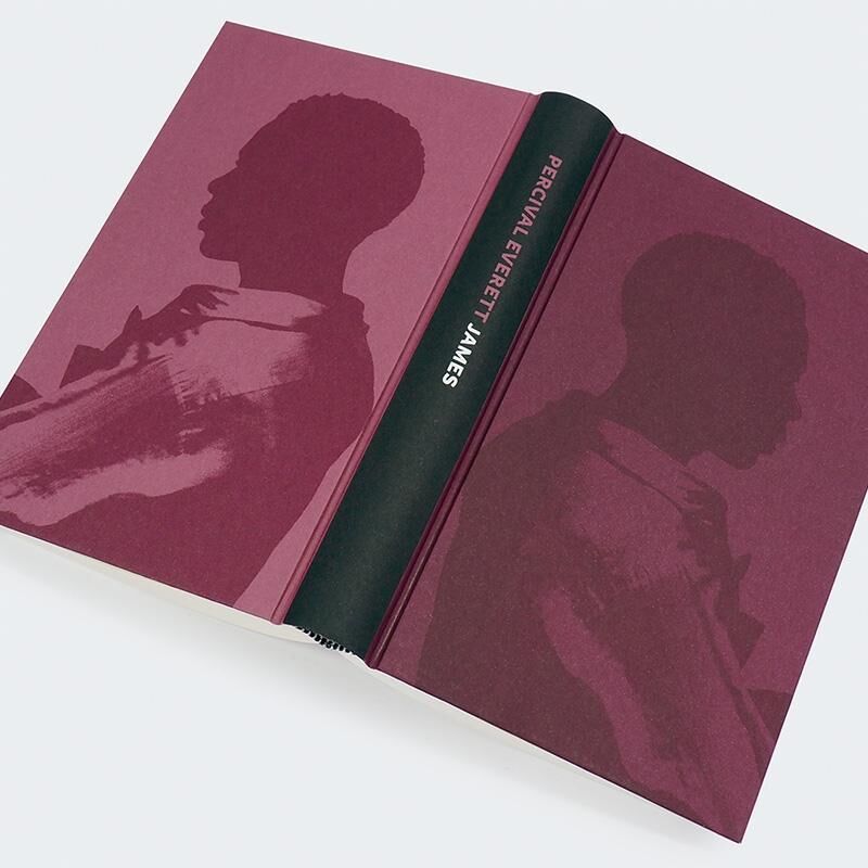 Das Bild zeigt ein aufgeschlagenes Buch mit einem roten Einband und schwarzen Rücken, mit dem Titel 'Percival Everett, James'. Auf dem Einband und den Innenseiten sind Silhouetten von Personen in roten Tönen abgebildet.