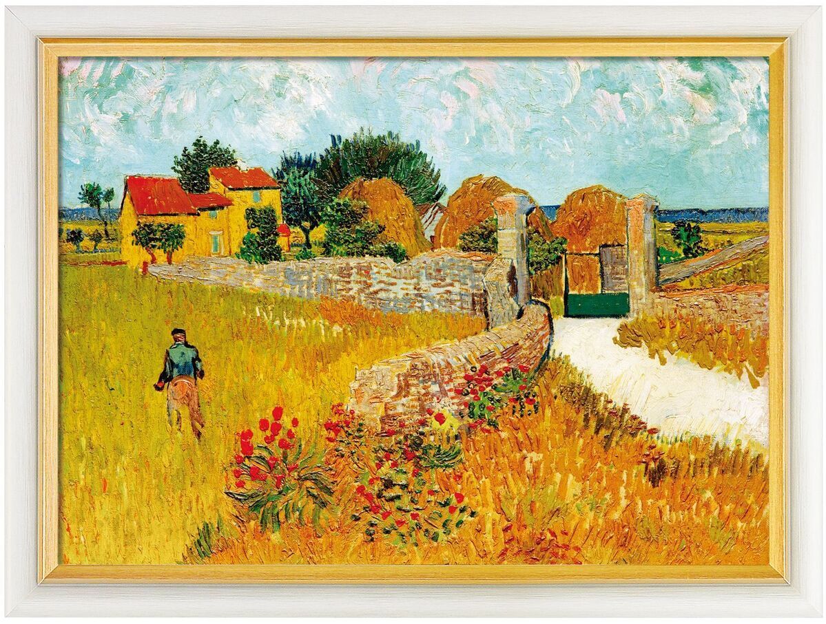 Ein Gemälde von Vincent van Gogh mit dem Titel 'Un Mas de Provence' aus dem Jahr 1888 zeigt eine sommerliche Landschaft in der Provence mit einem gelben Bauernhaus im Hintergrund, umgeben von Feldern und Bäumen. Ein steiniger Weg führt durch die goldenen Weizenfelder, in denen rote Mohnblumen blühen.