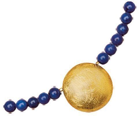 Waszak, Petra: Collier »Sonnenscheibe« mit Lapislazuli-Perlen. Die Halskette besteht aus einer großen goldenen Scheibe in der Mitte, umgeben von tiefblauen Lapislazuli-Perlen. Es ist ein handgefertigtes und elegantes Schmuckstück.