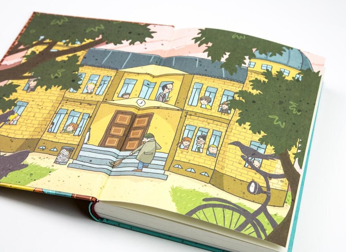Buch "Auer, M: Schule der magischen Tiere 1" aufgeschlagen, mit farbenfrohen Illustrationen einer Schule und Kindern, die aus Fenstern schauen.