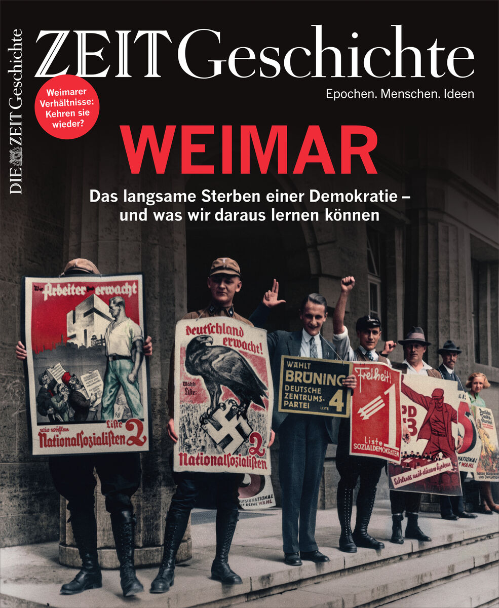 Titelbild ZEIT GESCHICHTE 4/26 Weimar zeigt schwarz-weißes historisches Foto von Männern mit Wahlplakaten der Nationalsozialisten und anderen Parteien, vor Säulengebäude stehend. Titelschrift in Weiß und Rot. Aussage: Das Sterben einer Demokratie und mögliche Lehren.