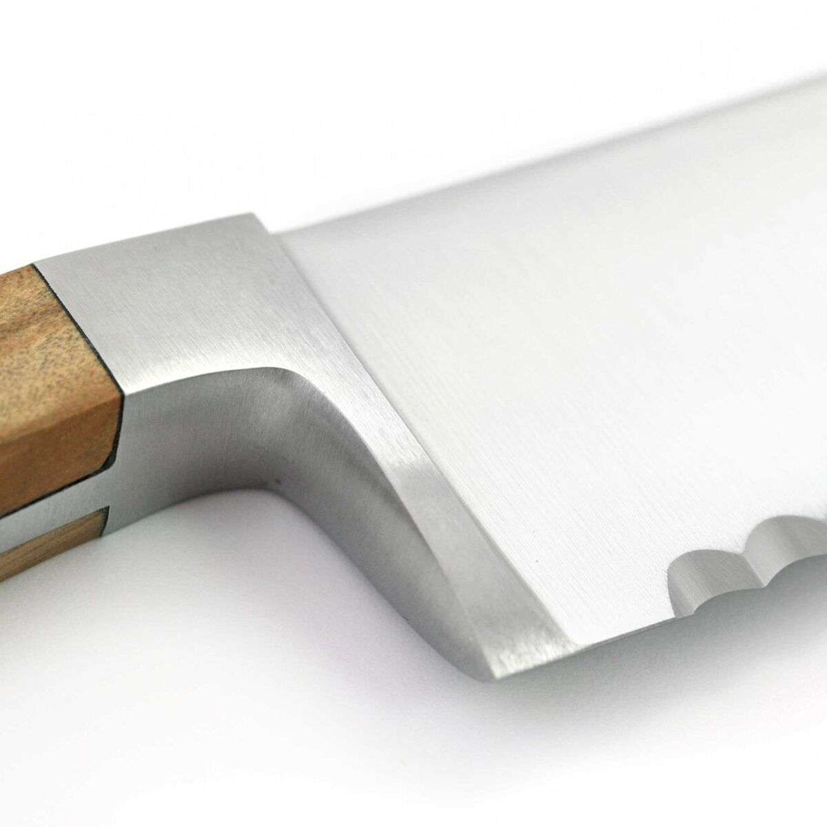 Nahaufnahme eines Brot messers mit gezackter Edelstahlklinge und Holzgriff auf weißem Hintergrund. Das Messer wirkt modern und robust, ideal zum Schneiden von Brot oder Backwaren in der Küche.