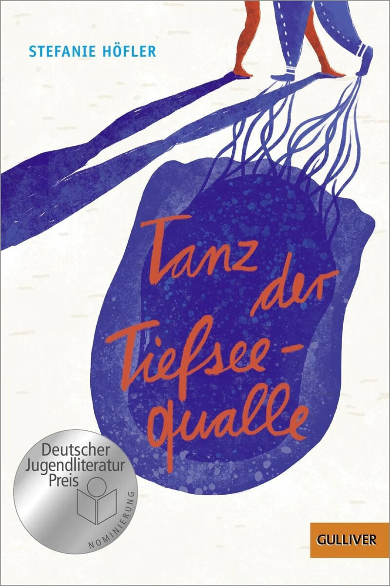 Das Buchcover von 'Tanz der Tiefseequalle' von Stefanie Höfler zeigt den Titel in orangefarbener Schrift auf einem blauen, quallenähnlichen Hintergrund. Oben sind die Beine zweier Figuren zu sehen, die über den Rand eines Abgrunds balancieren. In der linken unteren Ecke befindet sich ein Siegel, das auf die Nominierung für den Deutschen Jugendliteraturpreis hinweist. Am unteren Rand ist das Verlagslogo von Gulliver zu sehen.