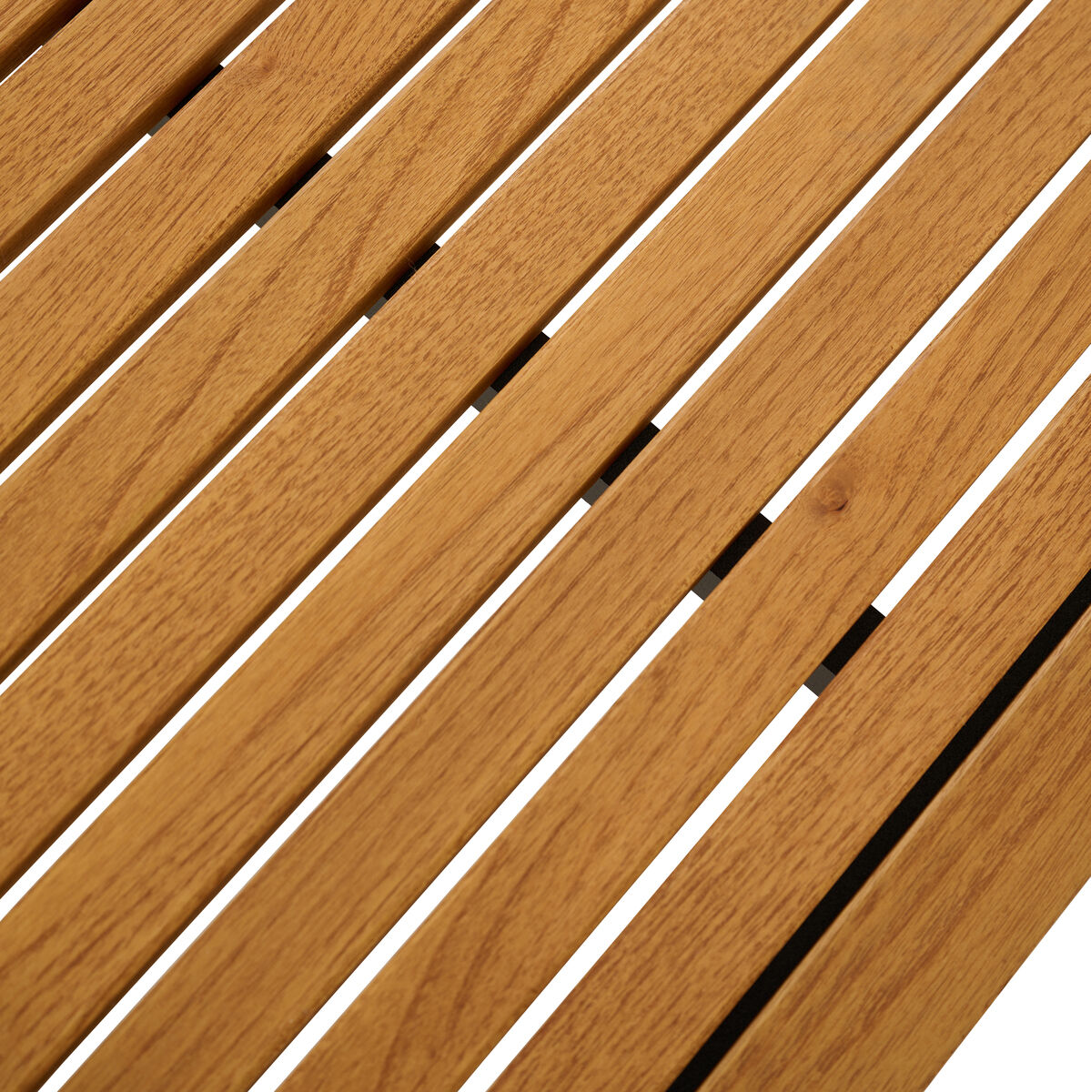 Nahaufnahme einer hölzernen Sitzbank mit parallel verlaufenden, horizontalen Latten in naturfarbenem Holzton.