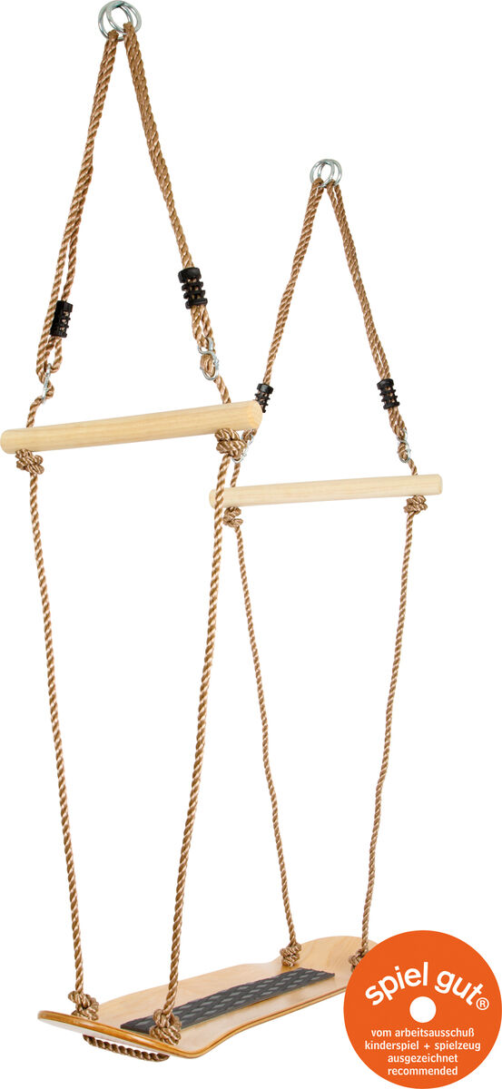 Eine Skateboard-Schaukel bestehend aus einem Holzdeck, das an stabilen Seilen aufgehängt ist. Ein Sicherheitszertifikat-Symbol ist ebenfalls sichtbar. Geeignet für den Außenbereich, insbesondere für Kinder zum Spielen und Trainieren.