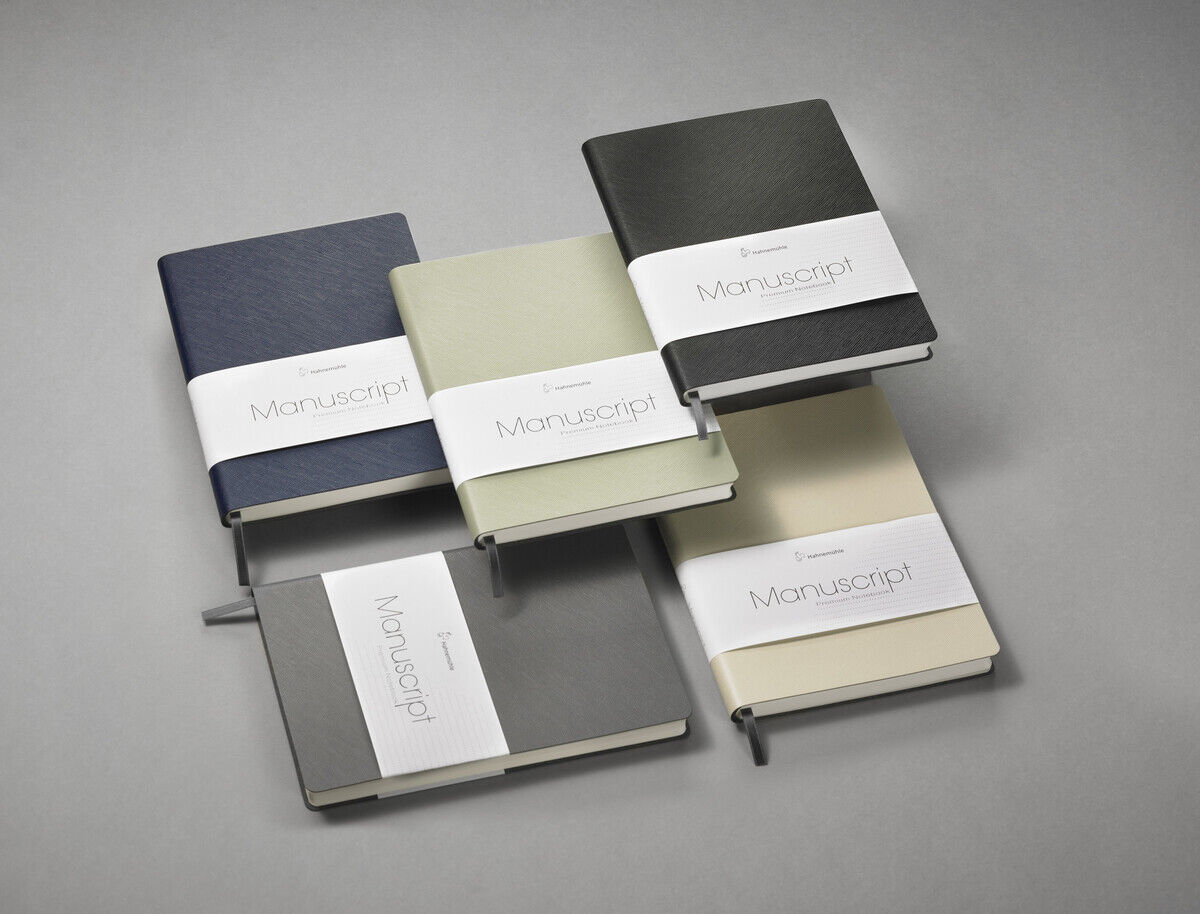 Fünf verschiedene Notizbücher der Marke 'Manuscript' im DIN A5-Format, die über ein Band zusammengebunden sind. Die Einbände sind in den Farben Blau, Grau, Schwarz, Grün und Beige gestaltet. Ein elegantes und praktisches Schreibwarenprodukt, ideal für Notizen und Organisation.