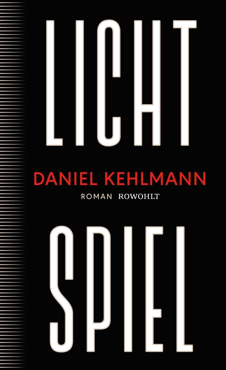 Das Buchcover von 'Lichtspiel' von Daniel Kehlmann zeigt den Titel in großer, weißer Schrift auf schwarzem Hintergrund. Der Name des Autors ist in roter Schrift geschrieben. Am unteren Rand steht der Verlagsname Rowohlt.