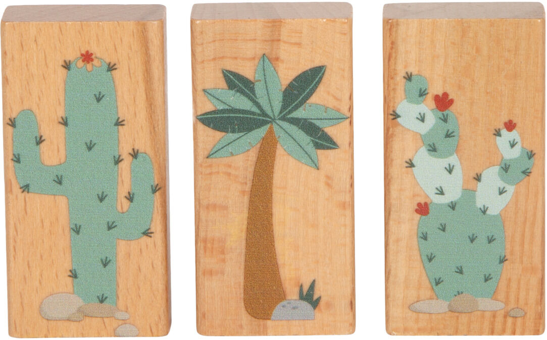 Drei Holzbausteine mit aufgedruckten Pflanzenmotiven, darunter Kakteen und eine Palme, gestaltet in natürlichen Farben.