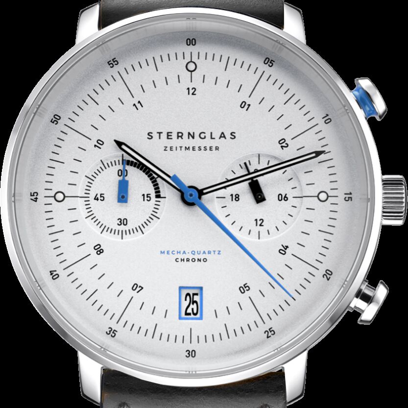 Detailreiche Aufnahme der ZEIT-Sonderedition Uhr »Hamburg Chronometer« von Sternglas. Die runde Uhr hat ein silbernes, satiniertes und gewölbtes Zifferblatt mit schwarzen Indizes, zwei Hilfszifferblättern, blauem Sekundenzeiger und Datumsanzeige bei 6 Uhr. Das Gehäuse ist aus poliertem, gebürstetem Edelstahl mit schwarzem Lederarmband.