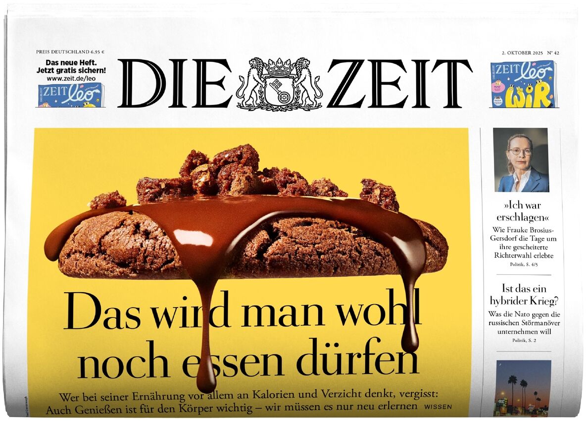 Titelseite der Wochenzeitung DIE ZEIT 42/2025 mit einer großformatigen Abbildung eines Schokoladenkekses, übergossen mit flüssiger Schokolade auf gelbem Hintergrund. Die Hauptschlagzeile thematisiert Genuss und Ernährung. Oben sind Logo und weitere Rubriken der Zeitung zu sehen.