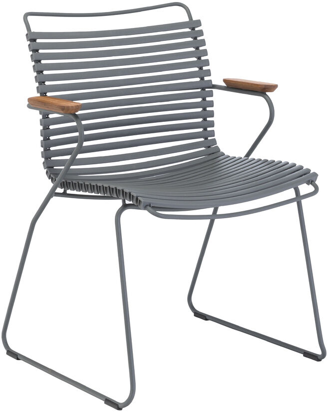 CLICK Dining Chair mit Armlehne in grauer Farbe, bestehend aus einem Metallrahmen und Holzakzenten.