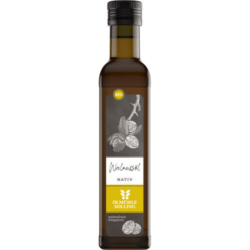 Flasche Bio-Walnussöl von Ölmühle Solling aus dem Set »Edle Lieblinge« mit gelbem Etikett, Walnussgrafik und Schraubverschluss, stehend vor weißem Hintergrund.