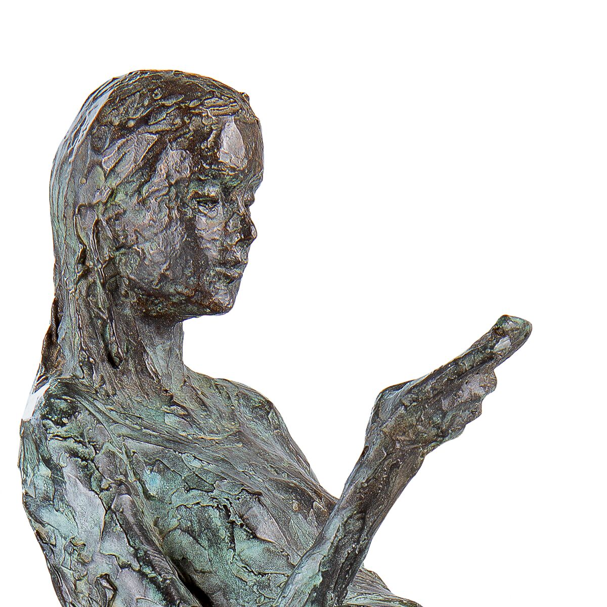 Detailreiche Bronze-Skulptur einer nachdenklich blickenden Frau mit ausgestreckten Armen, Oberfläche in grün-grauer Patina. Feine Strukturen im Haar und der Kleidung, wirkt erhaben und modern. Zeitloses Kunstobjekt für Wohnraum oder Büro.