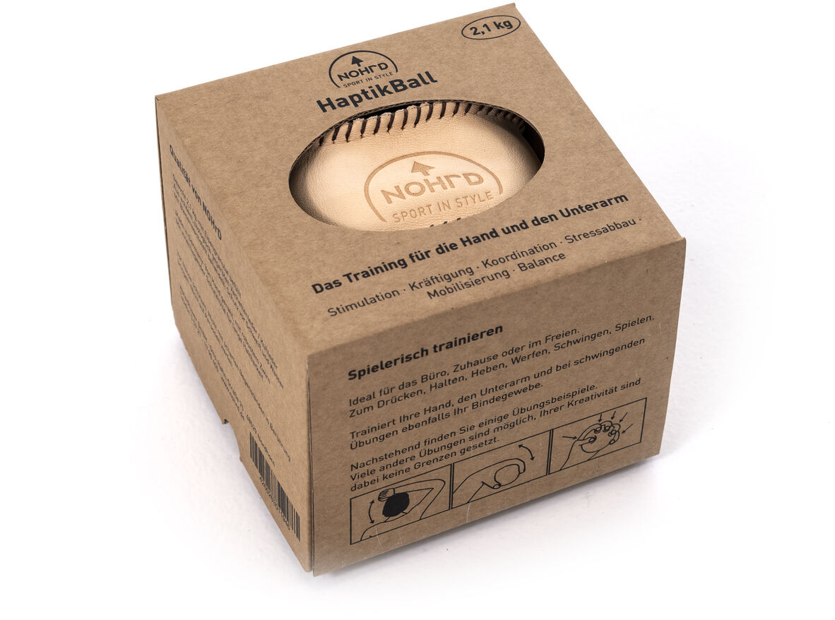 Produktbild des HaptikBall »Natur«, einem handgroßen Ball aus Holz, verpackt in einer kartonfarbenen Box. Die Textbeschriftungen auf der Verpackung beschreiben die Anwendung und die gesundheitlichen Vorteile des Produkts.