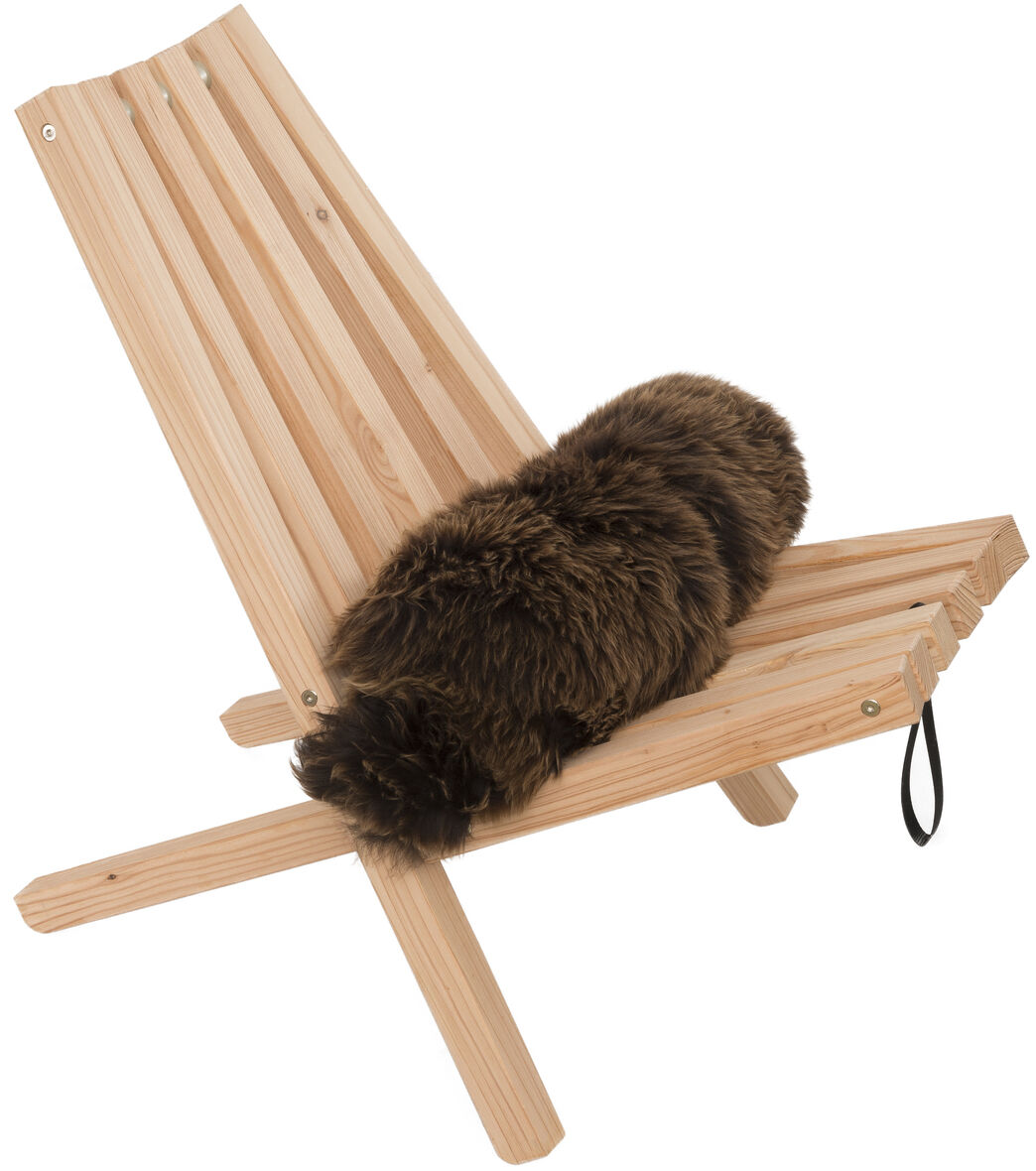 Auf einem hellen Holzstuhl liegt ein dunkelbraunes Schafsfell mit einer schwarzen Lederschlaufe. Das Produkt vermittelt einen gemütlichen und natürlichen Eindruck und eignet sich als dekorative Sitzauflage.