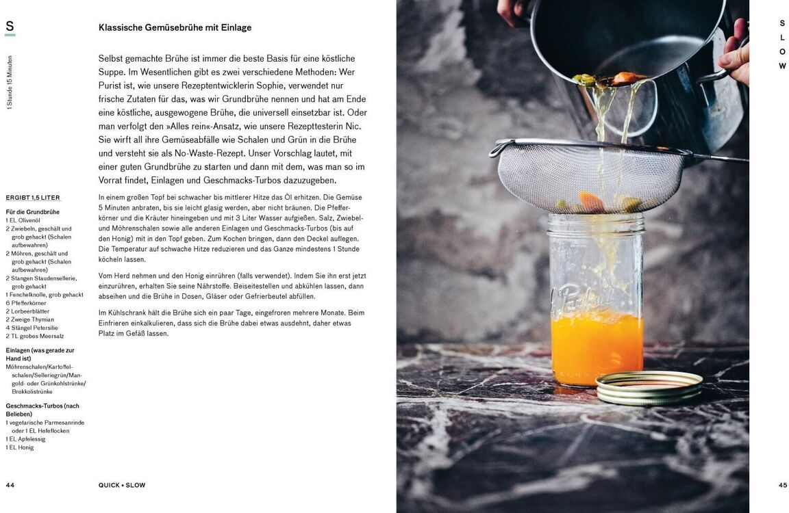 Doppelseitige Abbildung des Buches 'Die grüne Küche - Quick + Slow' mit einem Rezepttext auf der linken Seite und einem Foto eines Kochprozesses auf der rechten Seite, bei dem eine leckere Flüssigkeit durch ein Sieb in ein Glas gegossen wird.