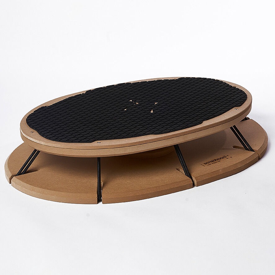 Das Bild zeigt das Sensoboard »essential«, ein Balance-Board aus Holz mit einer schwarzen Anti-Rutsch-Oberfläche. Das Gerät ist leicht erhöht und besteht aus mehreren miteinander verbundenen Teilen.