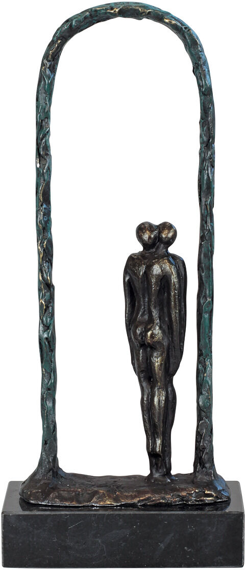 Eine bronzene Skulptur von Gerard mit dem Titel 'Einander zugewandt', die ein sich umarmendes Paar unter einem gewölbten Rahmen zeigt. Die Skulptur steht auf einem schwarzen Sockel und hat grüne Akzente.