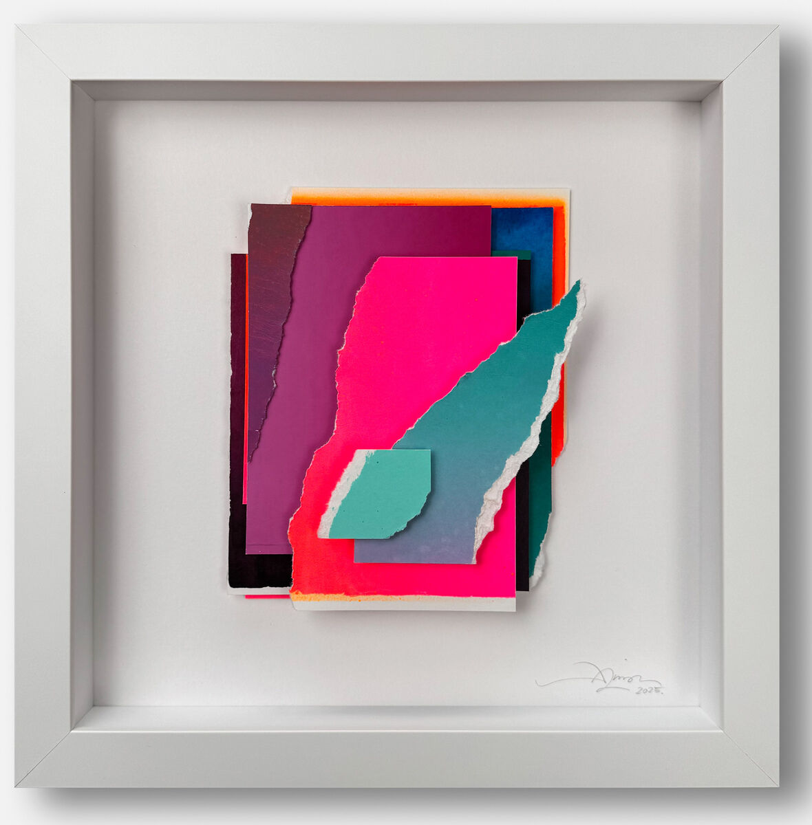 Gezeigte Arbeit: Unikat »Colors in Space - No.74« von Daniel Lisson, 2025. Im weißen Lindenholzrahmen schwebt eine Collage aus geschichtetem, gerissenem Papier in Pink, Türkis, Rot, Orange und Schwarz. Klare Kontraste, dreidimensional und signiert. Lichtreflexe auf UV-Schutzglas.