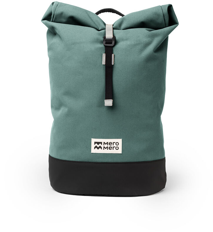 Grüne Fahrradtasche »Annecy« von Mero Mero mit schwarzem Boden und weißem Logo an der Vorderseite. Die Fahrradtasche hat ein minimalistisches Design und einen Rollverschluss.