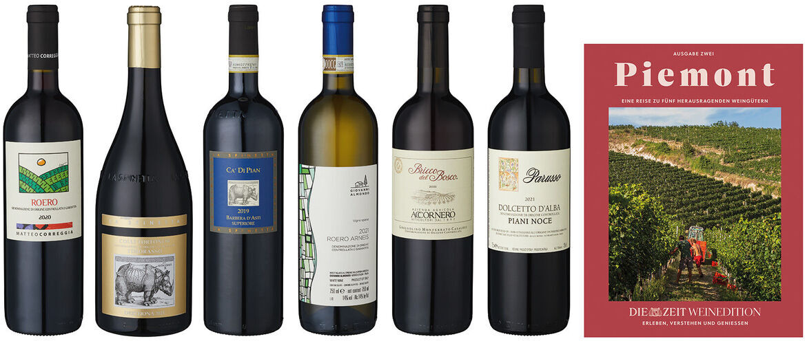 Bild zeigt die ZEIT-Weinedition »Piemont«, bestehend aus sechs verschiedenen Weinflaschen und einer Broschüre mit dem Titel »Piemont«. Die Weinflaschen haben verschiedenfarbige Etiketten und Deckel.