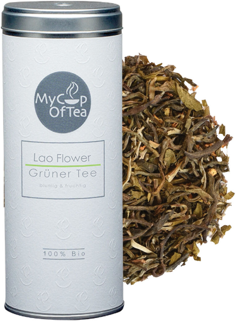 Ein Grüntee Set, bestehend aus einer silbernen Teedose mit der Aufschrift 'MyCupOfTea Lao Flower Grüner Tee' und hellgrünen, losen Teeblättern daneben. Der Hintergrund ist weiß.