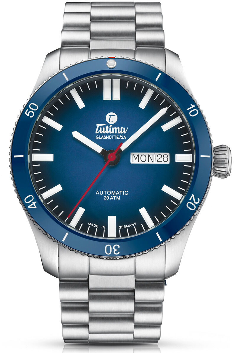 Frontale Ansicht der ZEIT-Sonderedition Automatikuhr »Grand Flieger Airport Automatic« von Tutima Glashütte, mit blauem Farbverlauf auf dem Zifferblatt, drehbarer blauer Keramiklünette, Edelstahlarmband, weißen Indizes, Leuchtzeigern und roten Sekundenzeiger.