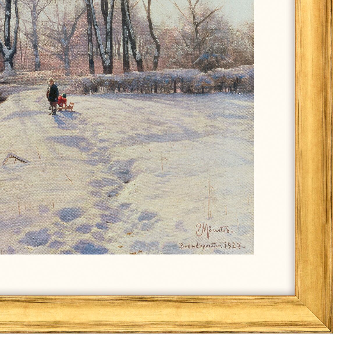 Das Bild zeigt eine verschneite Winterlandschaft bei Brøndbyvester. Im Vordergrund laufen eine Person und ein Hund auf einem schmalen Schneepfad, dahinter erstrecken sich Felder mit Schnee bedeckt. Im Hintergrund stehen kahle Bäume, an den Ästen haften Schneereste. Das Gemälde ist goldfarben gerahmt.